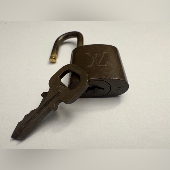 Louis Vuitton Brass Padlock & key, #311, Collector-Grade Vintage LV Hardware - Picture 3 of 3